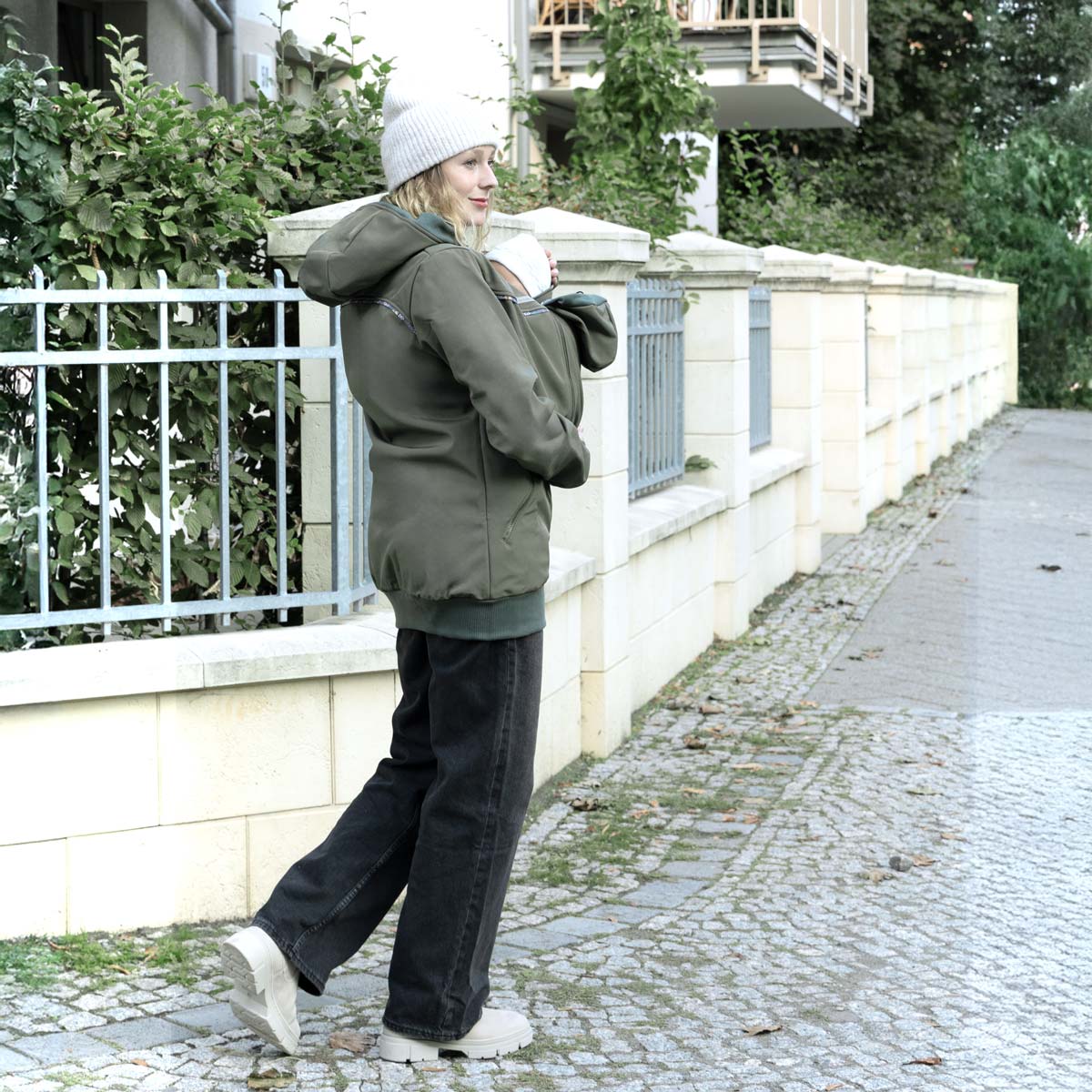 Draußen mit Softshell-Tragejacke
