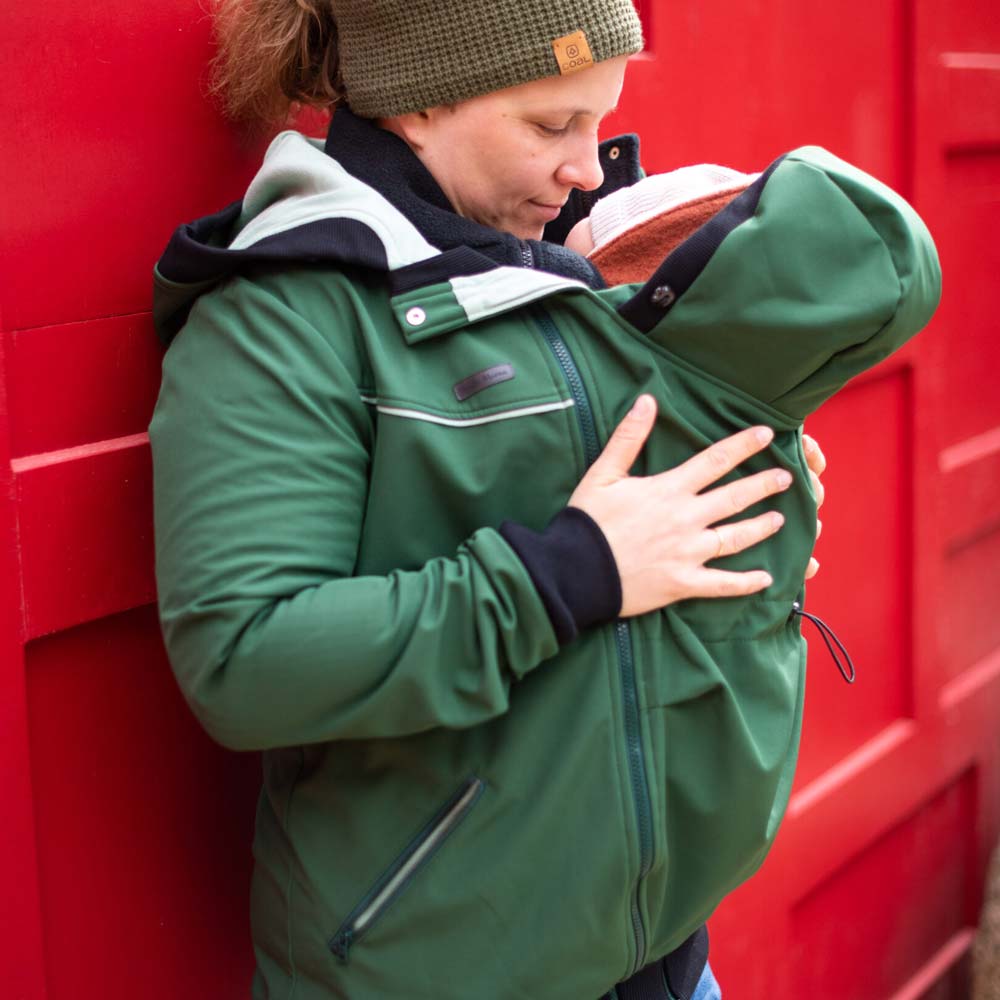 Softshell Tragejacke Aventuris: Mama und Baby gemeinsam unter einer Jacke