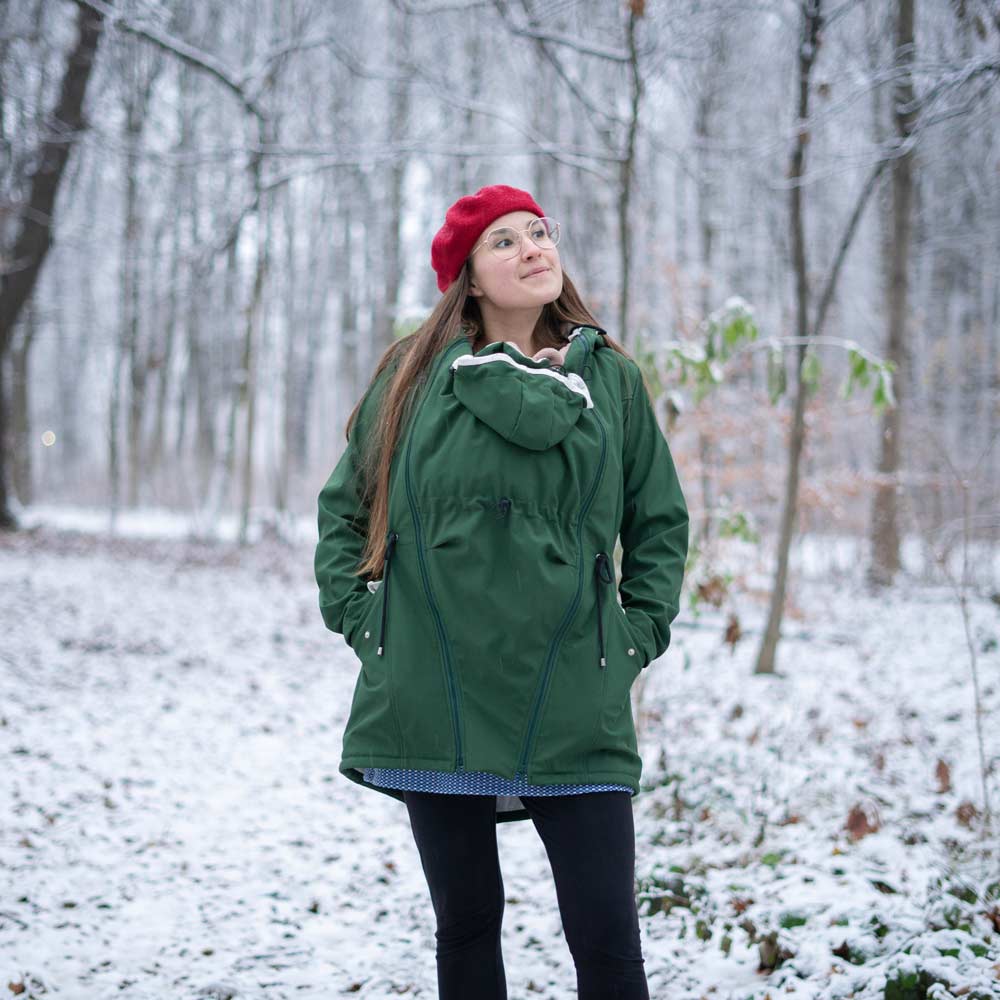 Baby Tragejacke aus Softshell in Grün (Mama & Baby im Winterwald)