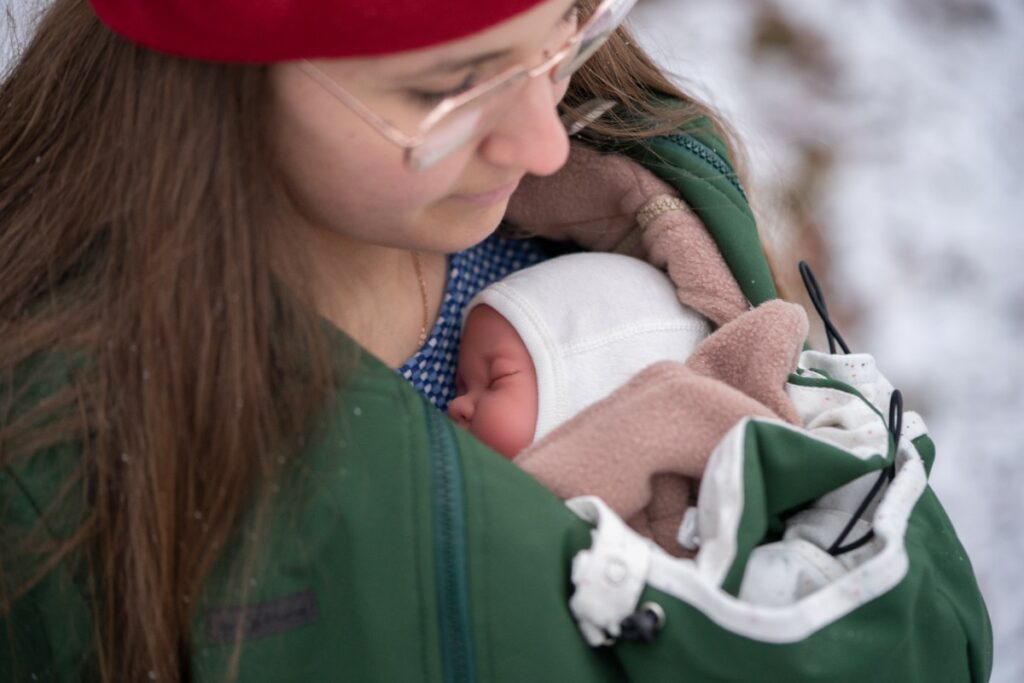 Baby tragen unter tragejacke trageweste