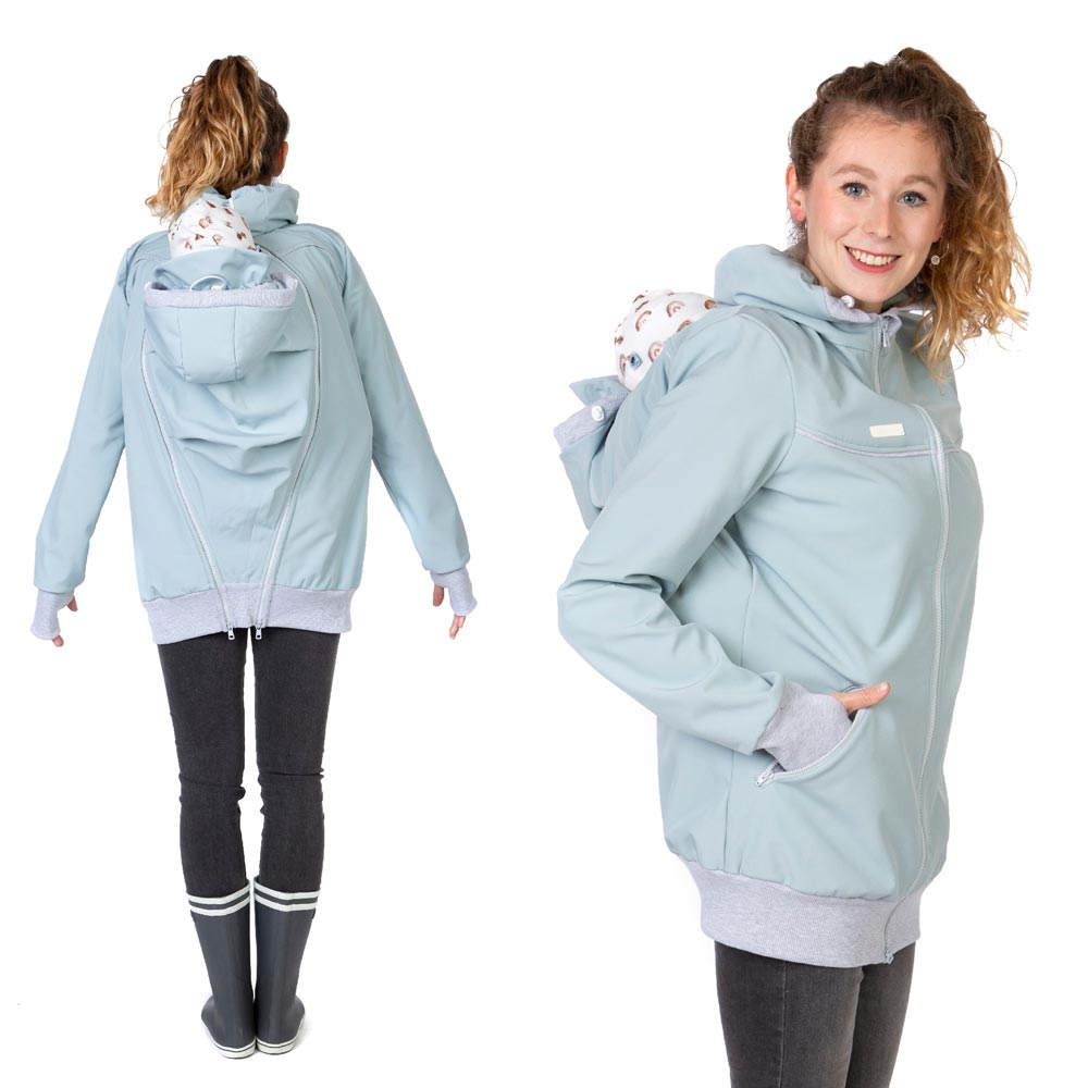 Baby Tragejacke aus Softshell in Eisblau, Mama trägt Baby unter der Jacke auf dem Rücken