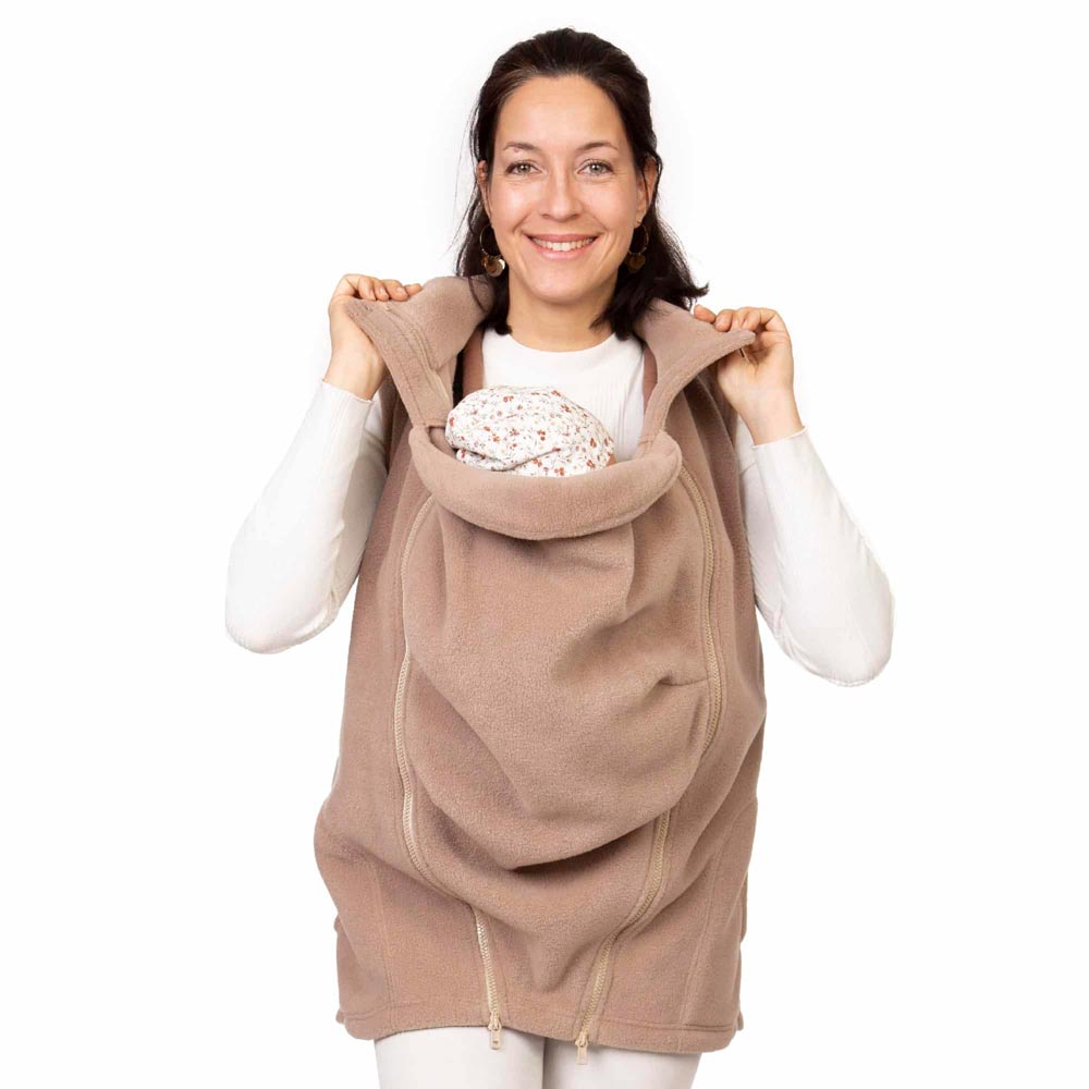 Trageweste aus Fleece in Beige (Ansicht mit Babyeinsatz und Tragebaby unter Weste)